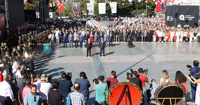 Zafer Bayramı’nın 100’üncü yıl dönümü Antalya’da coşkuyla kutlandı