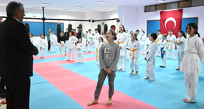Başkan Topaloğlu milli karatecilerle bir araya geldi