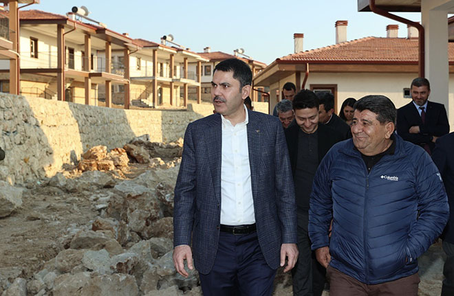 Bakan Kurum, Manavgat'ta afetzedelerin evine konuk oldu 