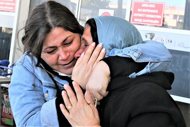 Depremzedeler özel uçakla Antalya'ya geldi, gözyaşları sel oldu 