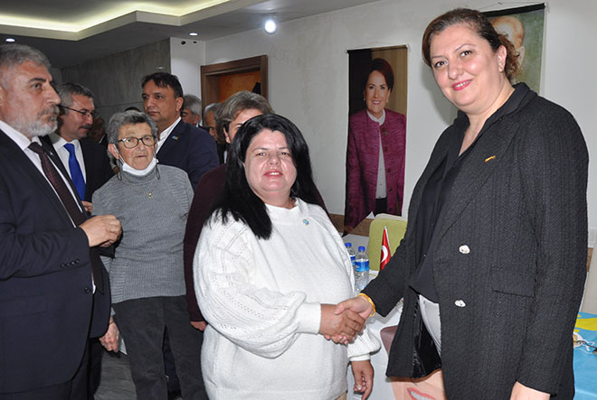 İYİ Parti İl Başkanı Karacan 150 yeni üyeye rozet taktı