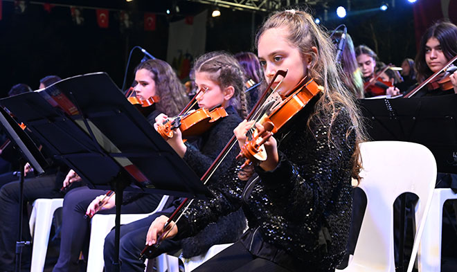 Gençlik Orkestrası gönülleri fethetti