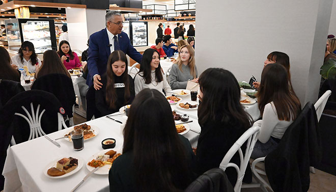 Başkan Topaloğlu’ndan öğrencilere motivasyon yemeği