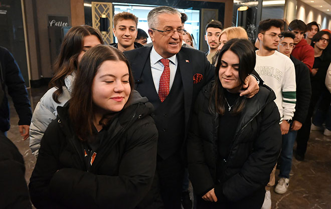 Başkan Topaloğlu’ndan üniversite öğrencilerine mangal partisi