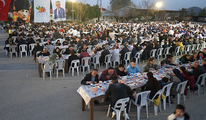 Başkan Topaloğlu’ndan belediye personeline iftar 