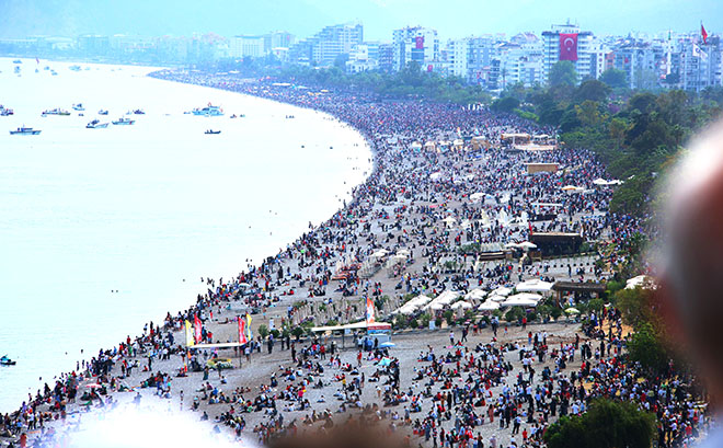 Türk Yıldızları’nın nefes kesen gösterisi on binlerce vatandaşı sahillere doldurdu 