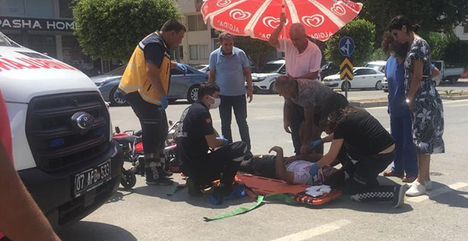Alanya'da motosiklet ile otomobil çarpıştı: 1’i ağır, 2 yaralı 
