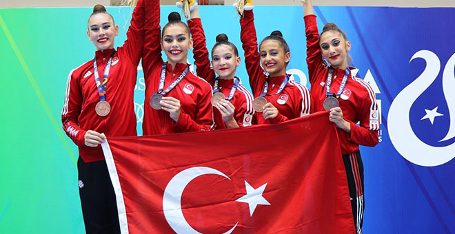 Antalyasporlu cimnastikçiler sahneye çıktı 