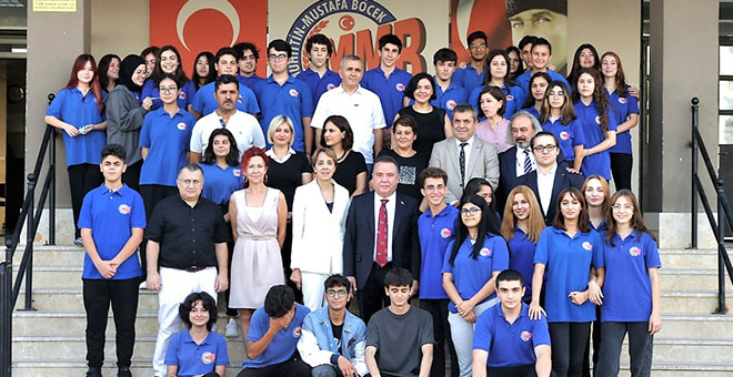 Başkan Böcek yeni eğitim öğretim yılını öğrencilerle birlikte karşıladı