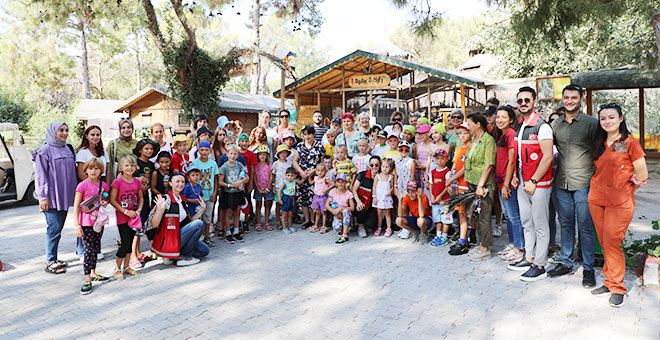 Ukraynalı çocuklar hayvanat bahçesini gezdi 