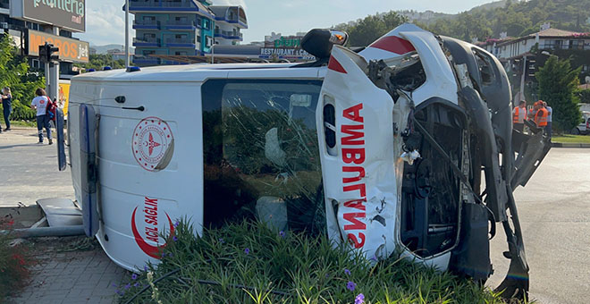 Hasta sevk eden ambulans kamyonetle çarpışıp devrildi: 8 yaralı 