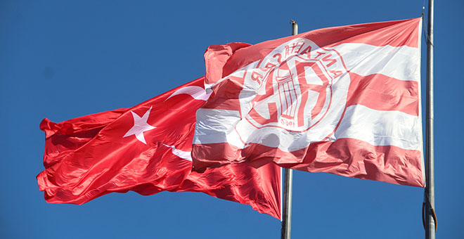 Yenilenen dev Türk bayrağı ve Antalyaspor bayrağı göndere çekildi 