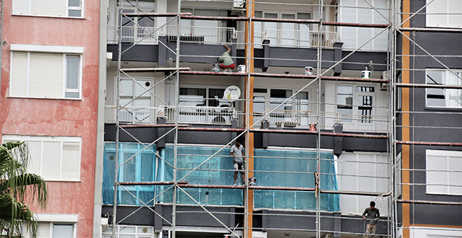 İnşaat işçilerinin 15 katlı binada güvenlik önlemi olmadan çalışmaları yürekleri ağza getirdi 
