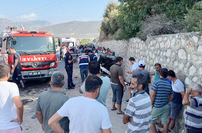 Antalya’da feci kaza: Dede ile 2 yaşındaki torunu öldü, 4 kişi yaralandı 