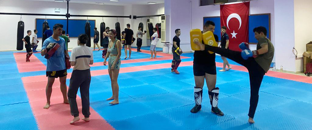 Kemer’de ücretsiz karate ve kick boks kursları veriliyor