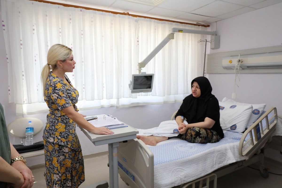 Rektör Özkan, Türkiye'nin ikinci rahim nakli hastası Havva Erdem’i ve bebeğini ziyaret etti 
