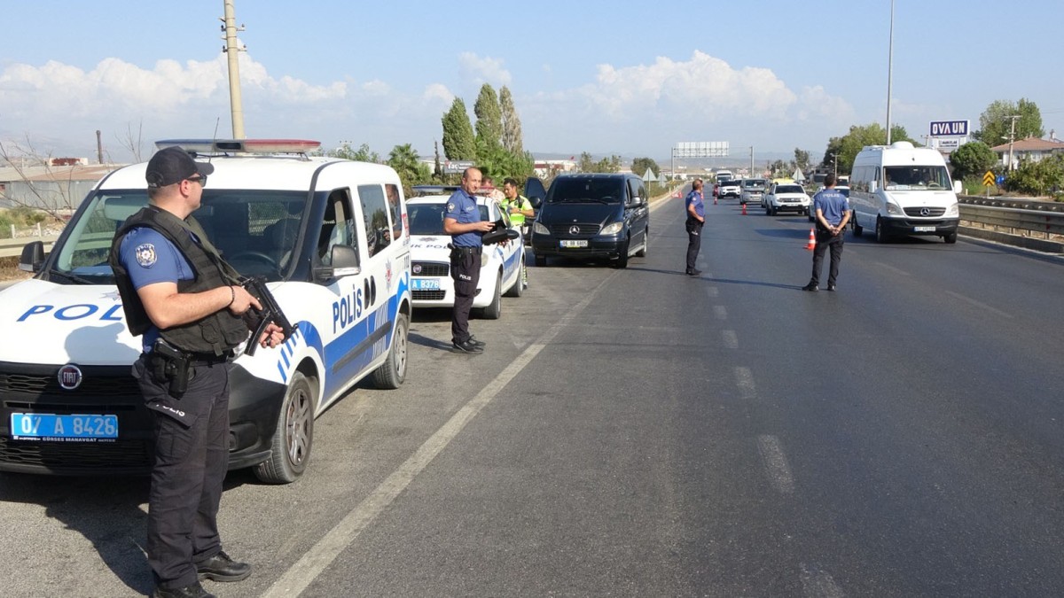 Turist taşıyan korsan minibüs, polis uygulamasına takıldı 