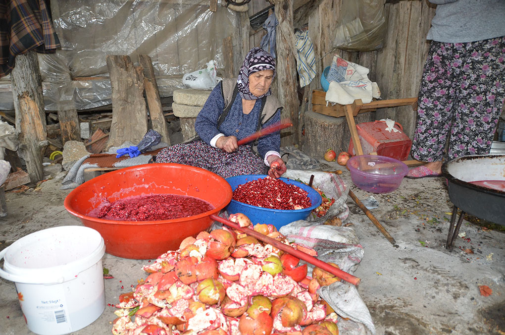 Antalyalı kadınların bin bir emekle üretilen nar ekşisi mesaisi başladı 