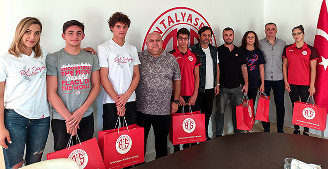 Antalyasporlu yüzücüler ödüllendirildi 