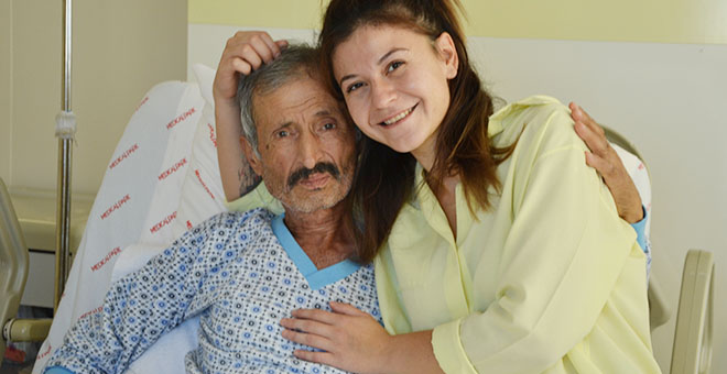 Torunundan alınan karaciğer nakledilen 71 yaşındaki dede, gözyaşlarını tutamadı 