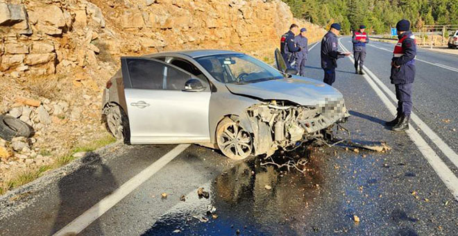 Otomobil kayalıklara çarptı: 1 yaralı 