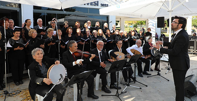 Aktif Yaşlı Merkezi TSM Korosu emekliler için konser verdi 