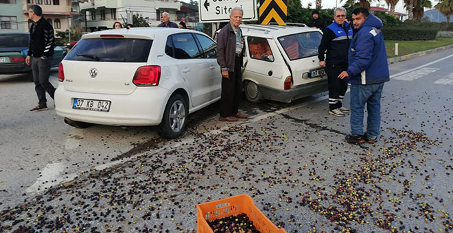 Gazipaşa’da iki otomobil çarpıştı: Zeytinler yola savruldu 