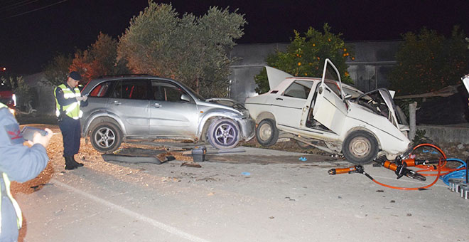 Kumluca'da cip ile otomobil çarpıştı: 2 ölü, 3 yaralı 