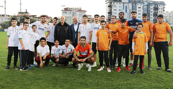 Özel öğrenciler Alanyaspor ile özel maçta buluştu 
