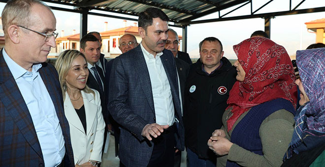 Bakan Kurum, Manavgat'ta afetzedelerin evine konuk oldu 
