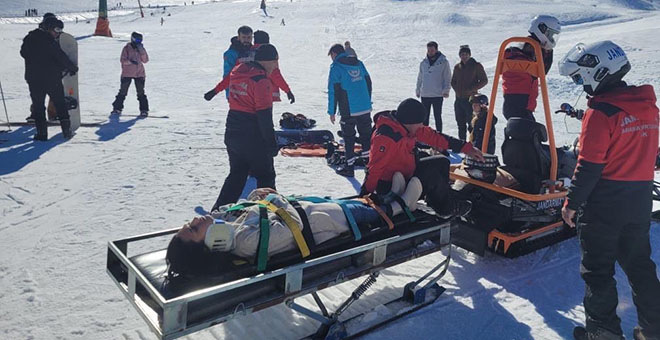 Kayak yaparken kontrolünü kaybetti, sıra bekleyenlere çarptı:4 yaralı 