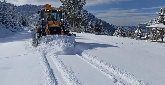 Büyükşehir ekiplerinin karla mücadelesi sürüyor