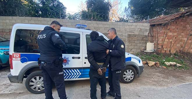 Antalya'da yakalanacağını anlayan hırsız kendini kilitledi