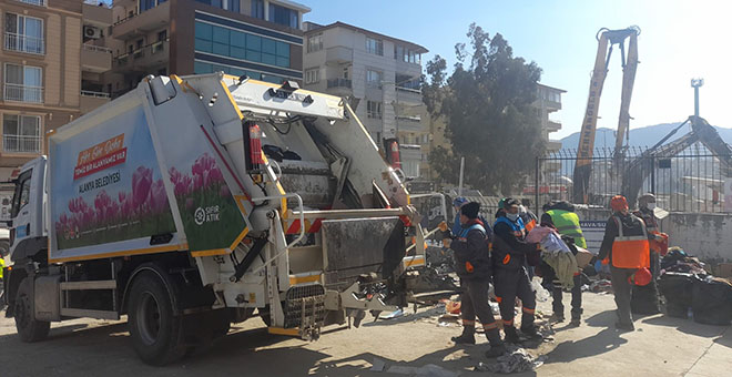 Alanya Belediyesi temizlik ekibi deprem bölgesinde 