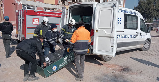 Antalya Büyükşehir Belediyesi Hatay’da cenazeleri defnediyor 