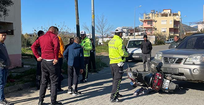 Antalya'daki trafik kazasında motosikletle otomobil çarpıştı