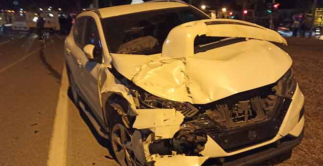 Antalya'daki trafik kazasında otomobille kamyonet çarpıştı