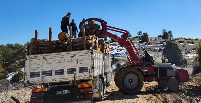 Korkuteli'den deprem bölgesine 11 kamyon odun yardımı 