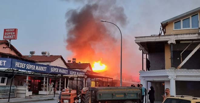 Antalya'da turizm bölgesinde çıkan yangın korkuya neden oldu 
