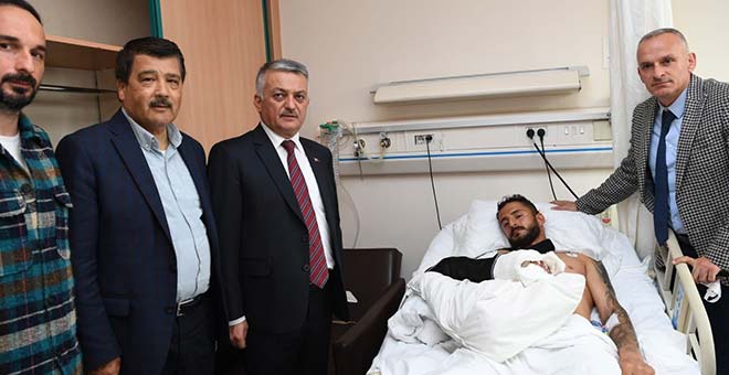 Antalya Valisi Ersin Yazıcı'dan kazada yaralanan futbolcuya ziyaret