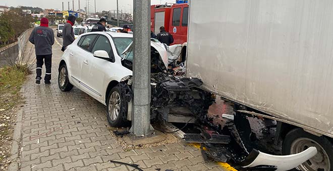 Antalya'daki kazada hurdaya dönen aracın sürücüsü yaralandı