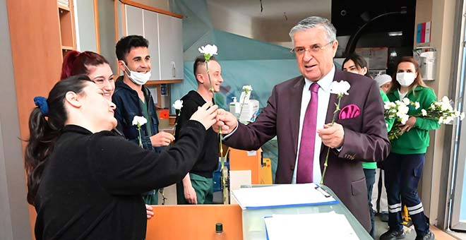Kemer Belediye Başkanı Necati Topaloğlu'ndan sağlık çalışanlarına karanfil