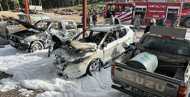 Antalya'daki otoparkta çıkan yangından otomobiller küle döndü 