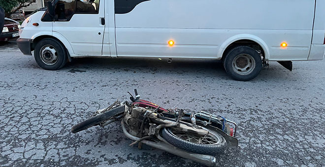 Alkollü motosiklet sürücüsü minibüsün aynasına takıldı 