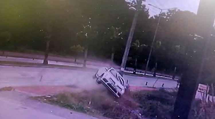 Antalya'da otomobil virajı alamayıp kaza yaptı 