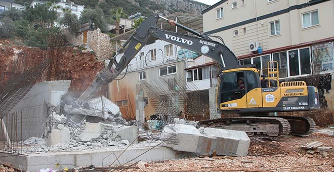Antalya'da ekipler kaçak yapıları yıktı 
