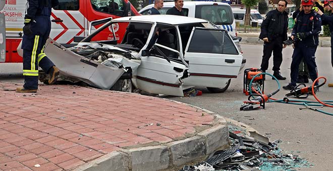 Antalya'daki kazada iki otomobil birbirine girdi! 3 yaralı var