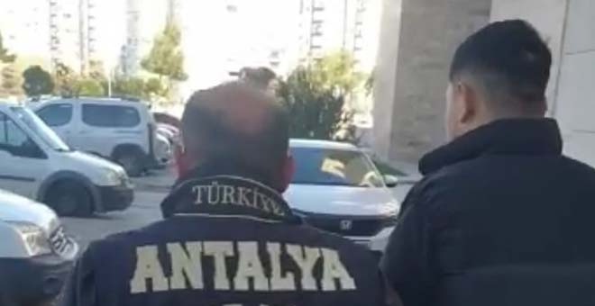 Antalya'da kendini polis ve savcı olarak tanıtıp 2 milyon 810 bin TL dolandırdı 