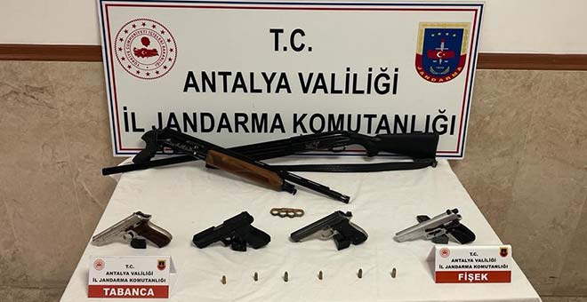 Antalya'da kaçak silah operasyonu