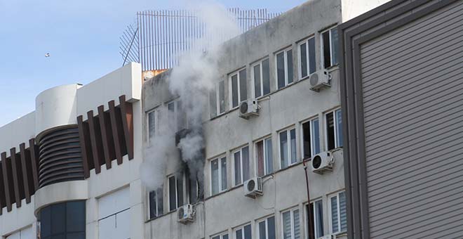 Antalya'da 7 katlı apartmanda yangın çıktı 